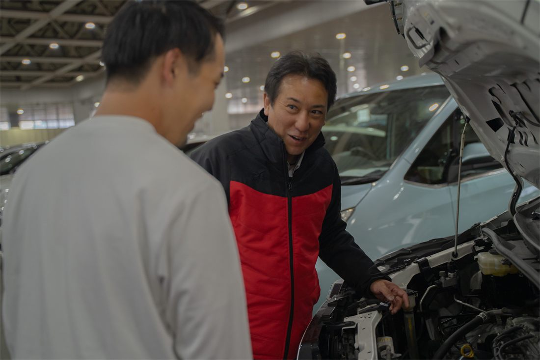 スタッフとお客様が話している様子