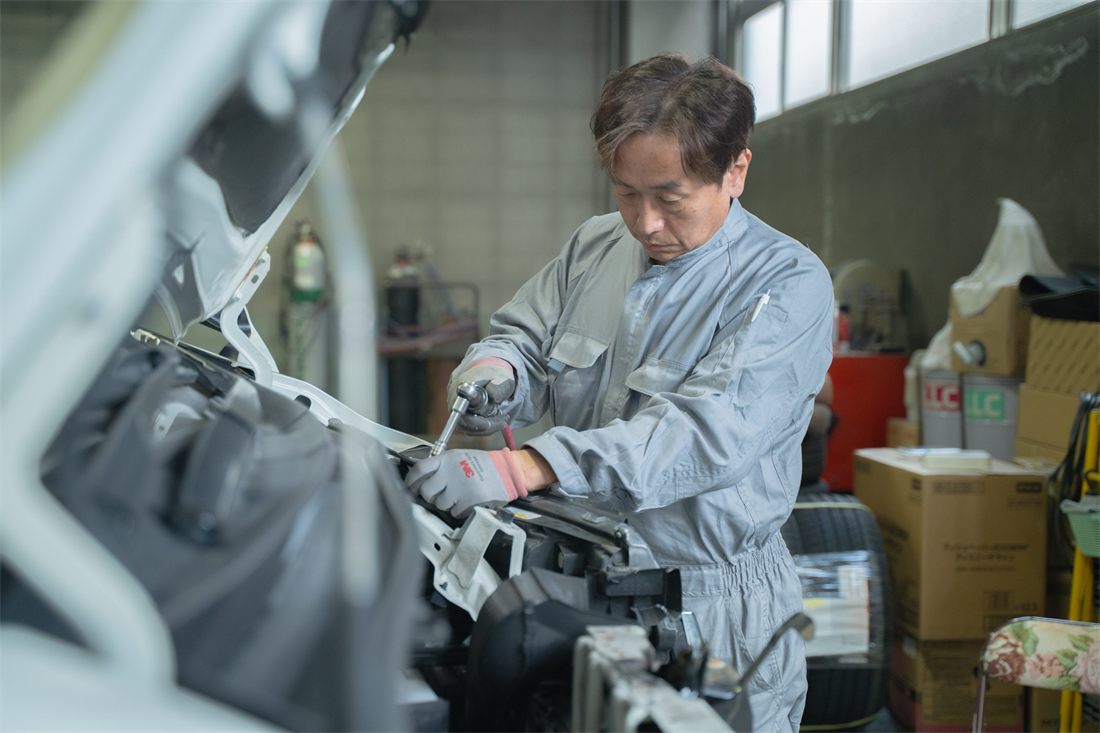 整備士が車を点検している様子